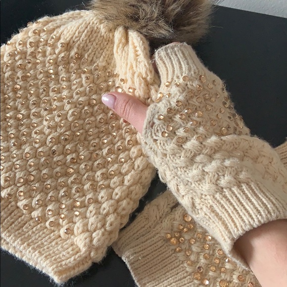 Hat with Pom Pom and Mitts / Gloves Set - Picture 3 of 5